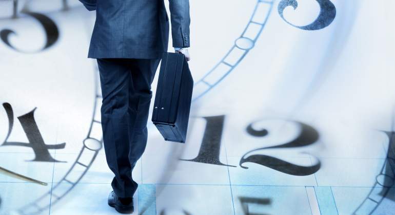 trabajador-reloj-istock.jpg