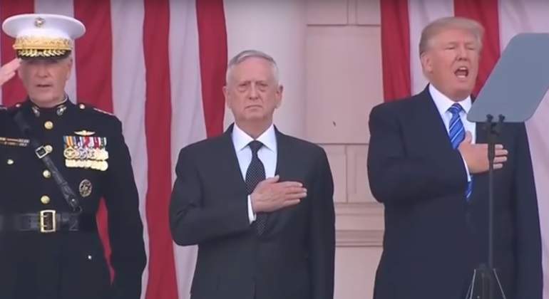 trump-canta-himno-caidos.jpg