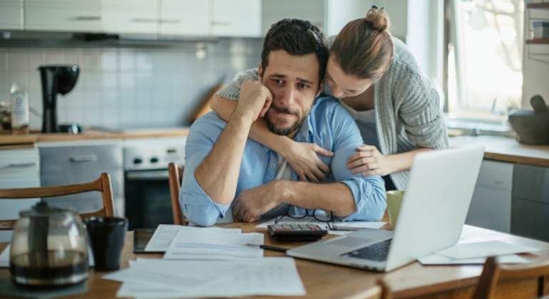 jovenes-preocupados-calculadora-cocina-getty.jpg
