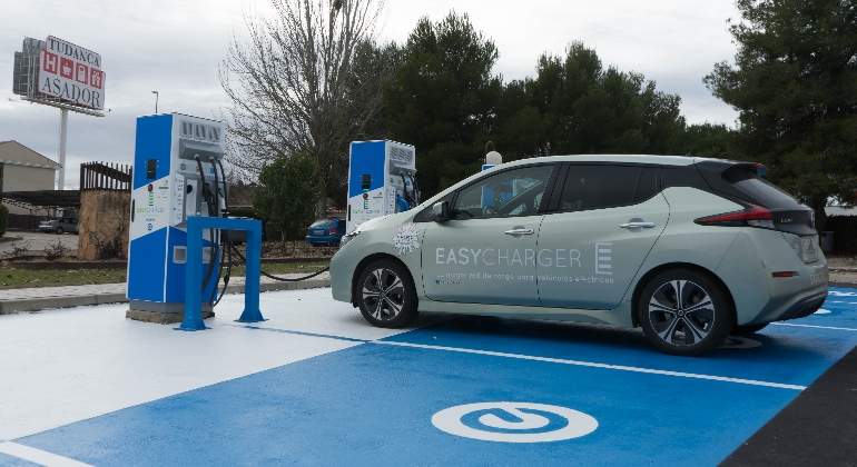nissan-easycharger-red-carga-electricos-2018-01.jpg