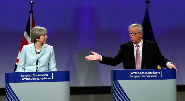may-juncker-atriles-reuters.jpg