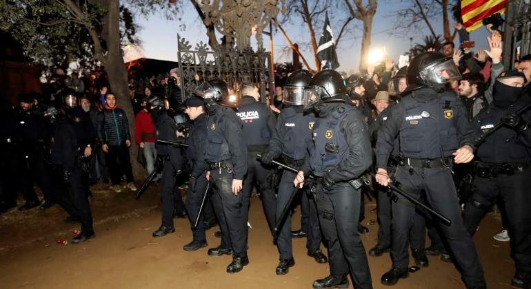 mossos-protestas-parlament-30enero-efe.jpg