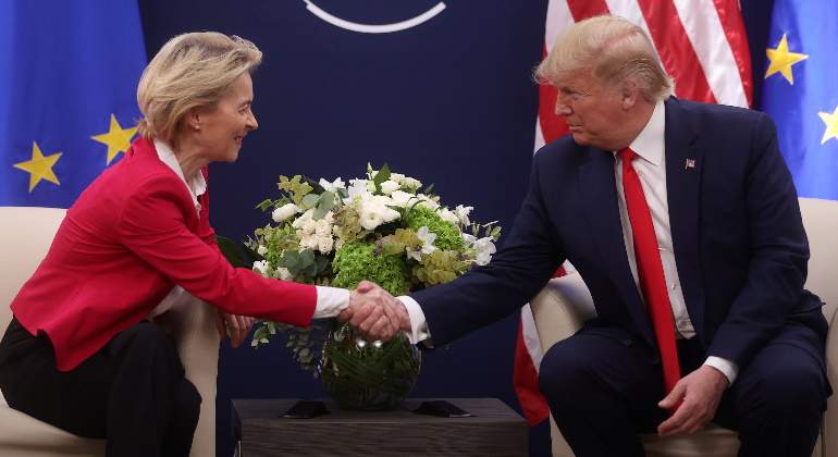 ursula-von-der-leyen-comision-europea-ue-donald-trump-eeuu-dandose-mano-davos-21enero2020-770x420.jpg