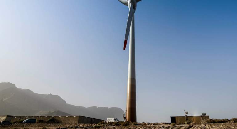Un aerogenerador parado