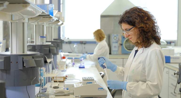 Una mujer trabaja en un laboratorio de la farmacutica Almirall