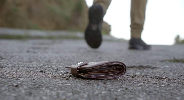 dinero-tirado-suelo-que-pasa-encontrarlo-dreamstime.jpg