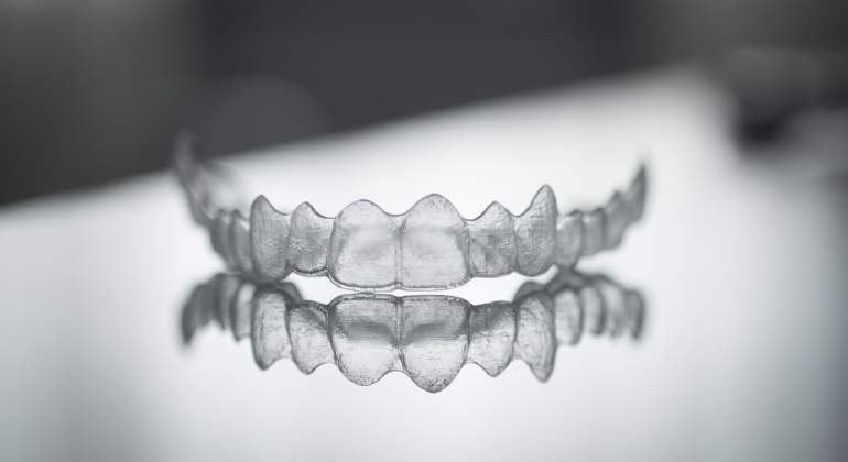 invisalign-dentadura-invisible-dreamstime-770x420.jpg