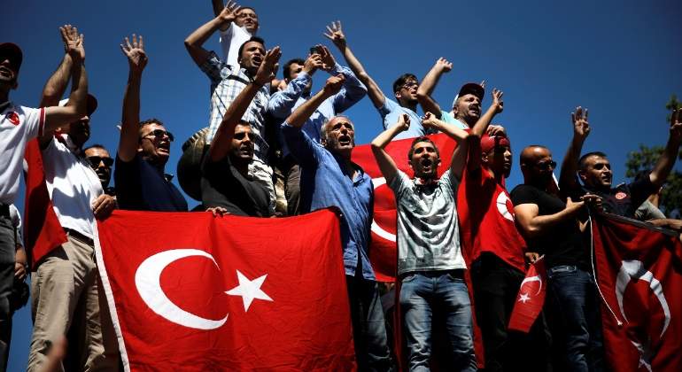 protestas-turquia-bandera-reuters.jpg