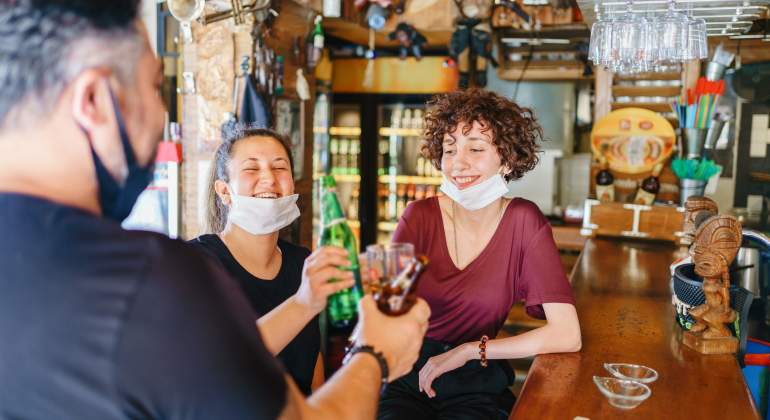 mascarillas-interiores-fin-obligatoriedad-claves-istock.jpg