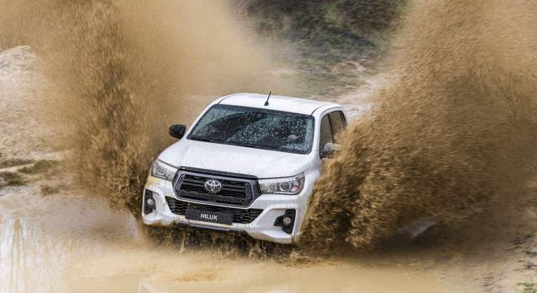 toyota-hilux-legend-black.01.jpg