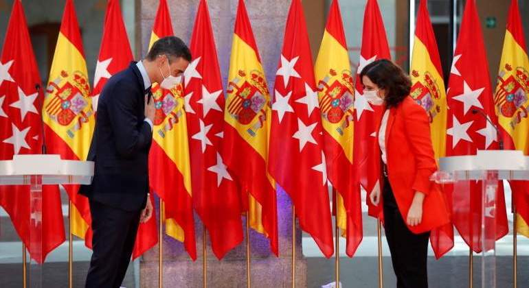 sanchez-ayuso-banderas-saludo-efe-770x420.jpg