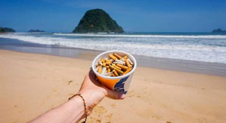 colillas-de-cigarro-en-la-playa-istock.jpg