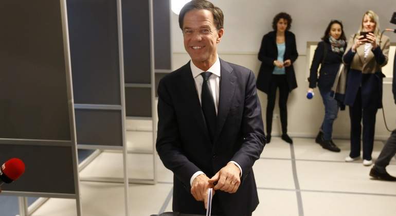 rutte-vota-reuters.jpg