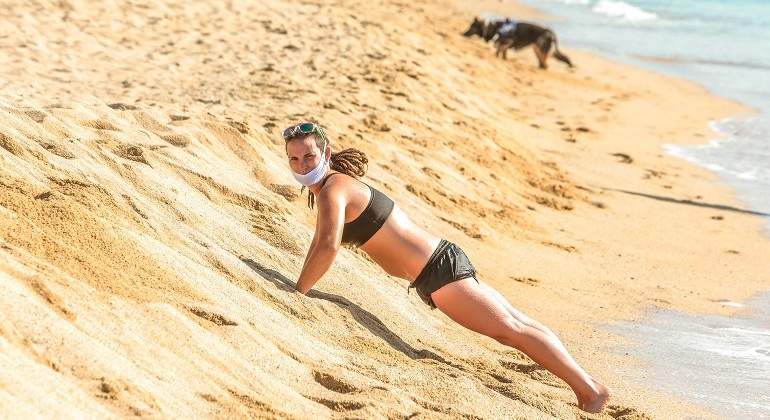 flexiones-playa-ejercicio-mascarilla-getty.jpg