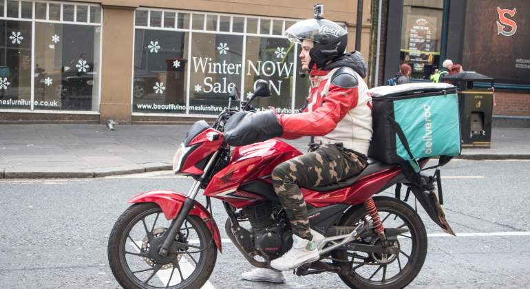 camara-casco-moto-multa-dgt-dreamstime.jpg