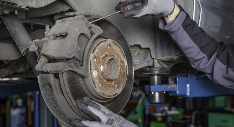 taller-mecanico-freno-coches