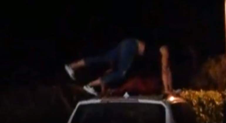 chica-bailando-techo-coche.jpg