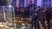 La violencia da una tregua a los cuerpos de seguridad en una protesta con mediadores en Barcelona