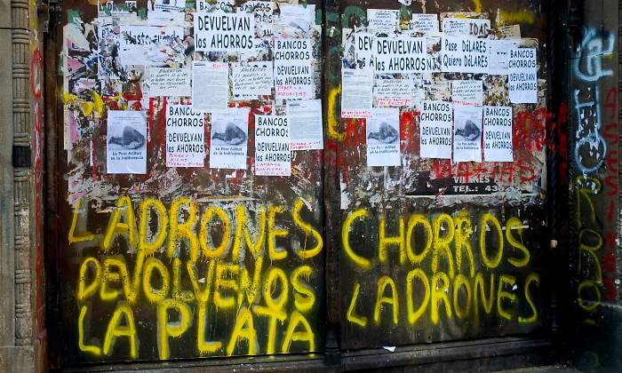 El corralito de 2001, un salto al vacío que aún impacta en Argentina
