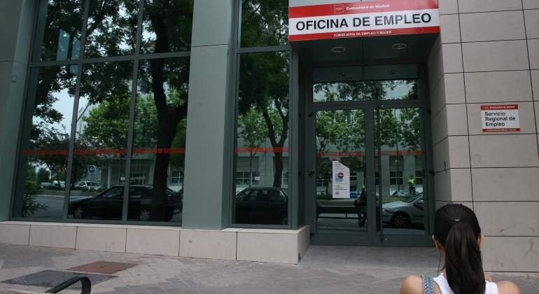 paro-chica-oficina-de-empleo.jpg
