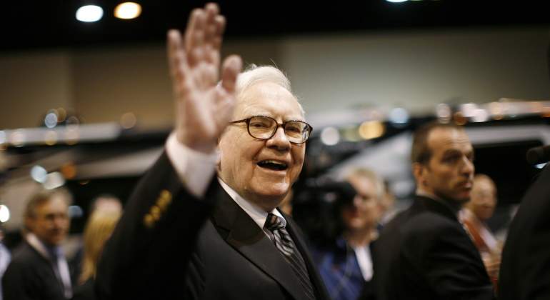 warren-buffett-saluda-reuters.jpg