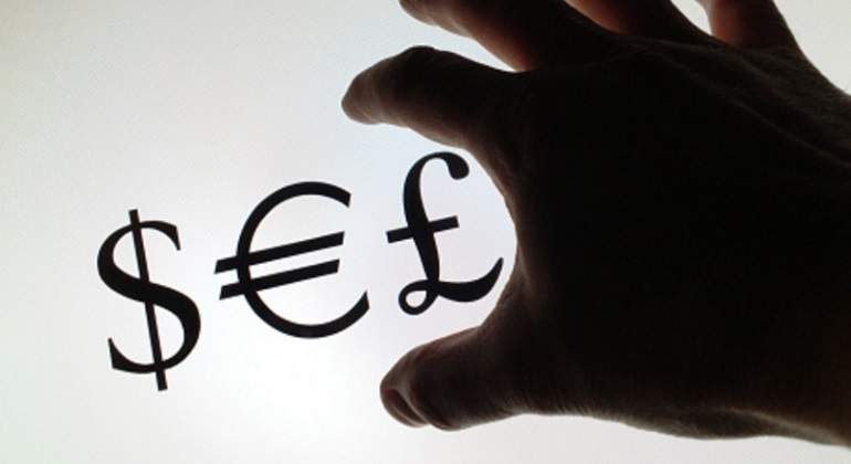 libra-dolar-euro-mano.jpg
