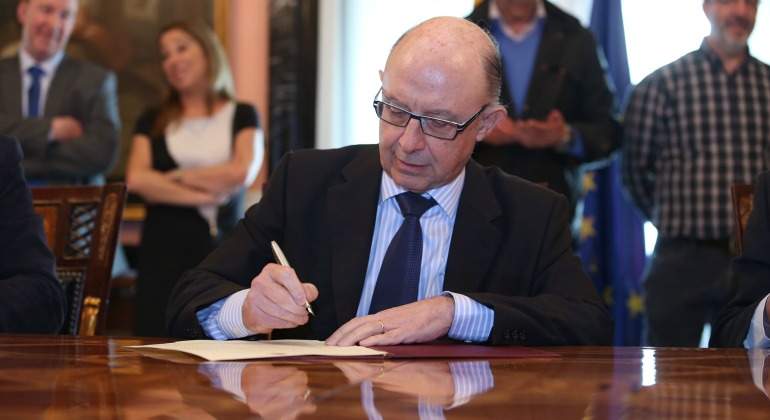cristobal-montoro-firma-hacienda-empleo-publico-770-eE.jpg