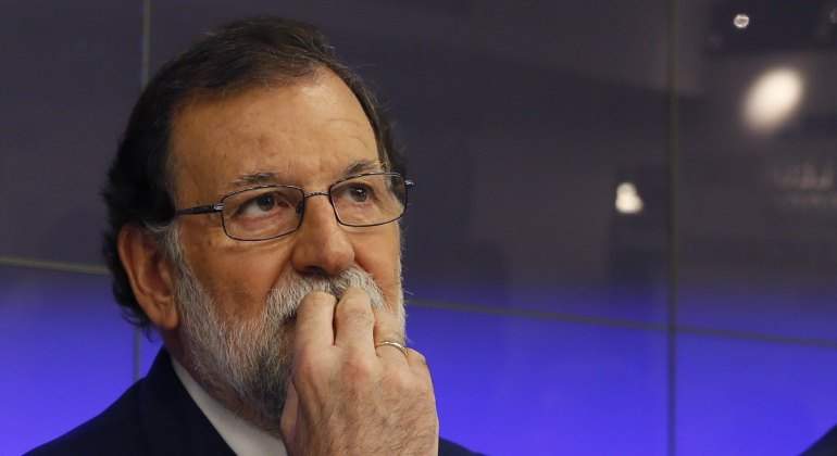 Rajoy-mano-boca-EFE.jpg