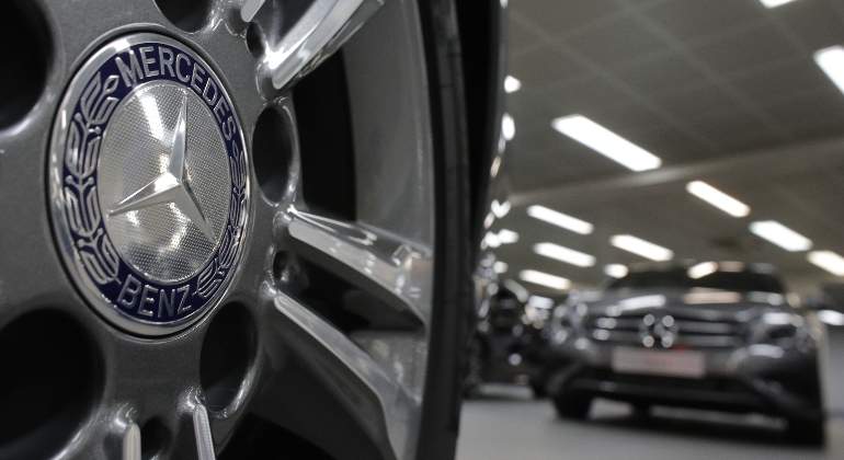 mercedes-benz-logo-reuters.jpg