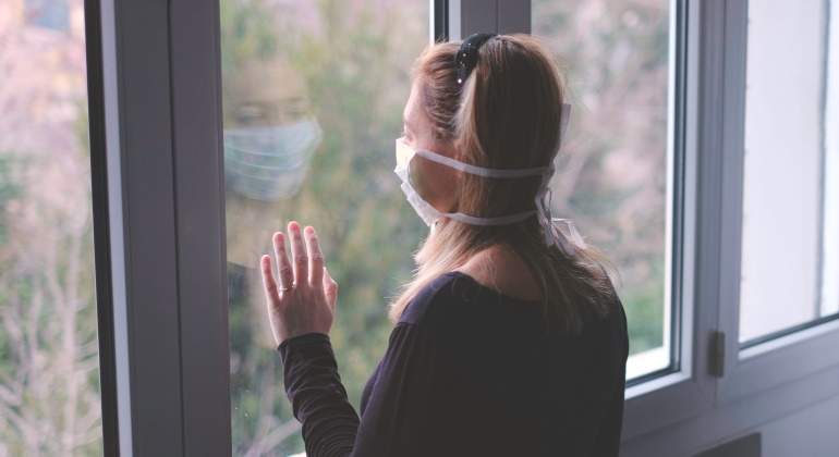 mujer-ventana-mascarilla-istock.jpg