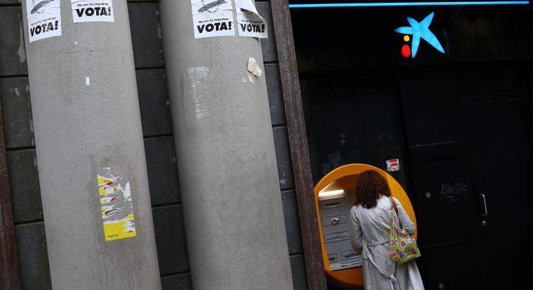 cajero-caixabank-gabardina-770-reuters.jpg