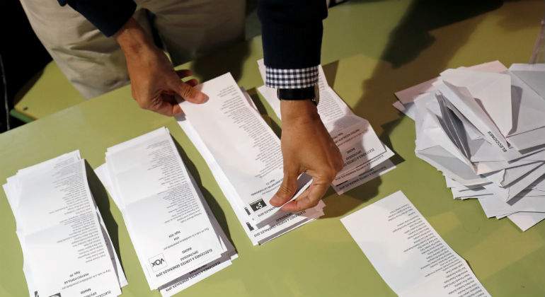 papeletas-urna-mano-reuters.jpg