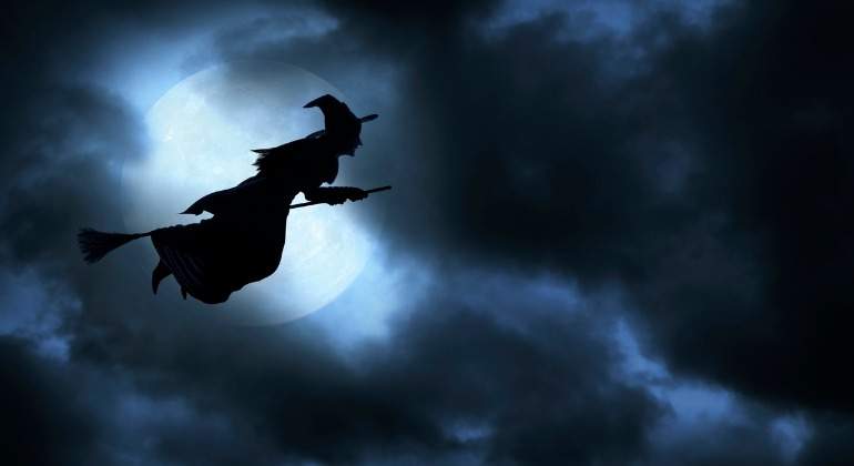halloween-witch-picture-id171576338.jpg