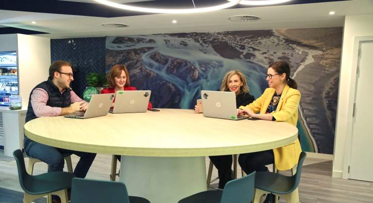 Varios empleados en uno de los nuevos espacios de trabajo de Indra