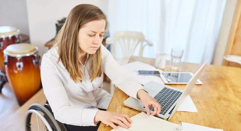 mujer-silla-ruedas-gestion-documentos-dreamstime.jpg