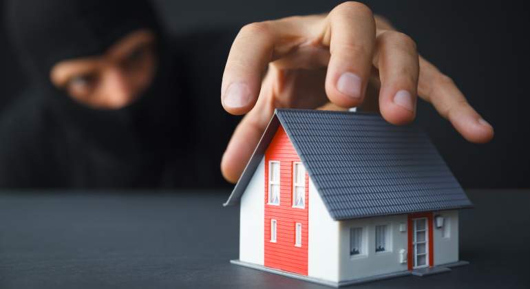 ladron-robo-casas-vacias-truco-testigo-plastico-istock.jpg