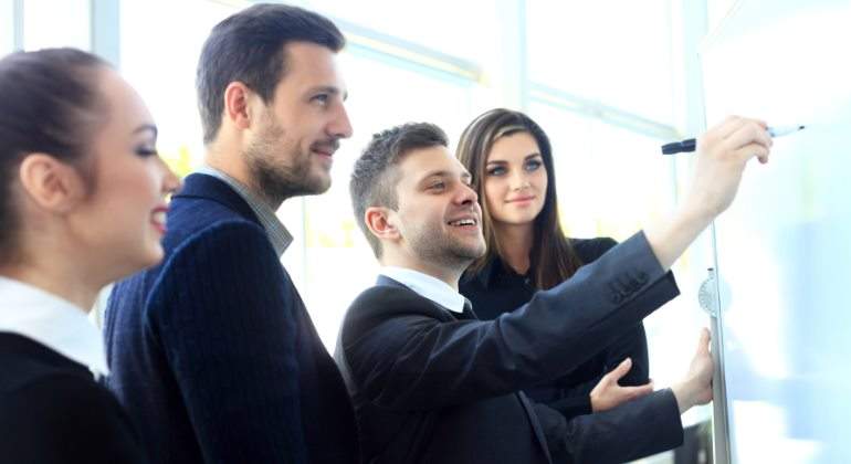 lider-equipo-trabajo-dreamstime.jpg
