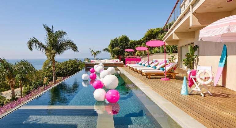 casa-barbie-malibu-dreamshouse-piscina-airbnb.jpg
