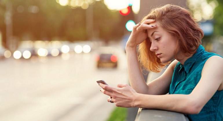 joven-movil-preocupacion-getty.jpg