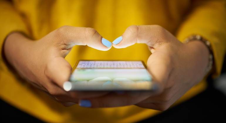 movil-manos-istock.jpg