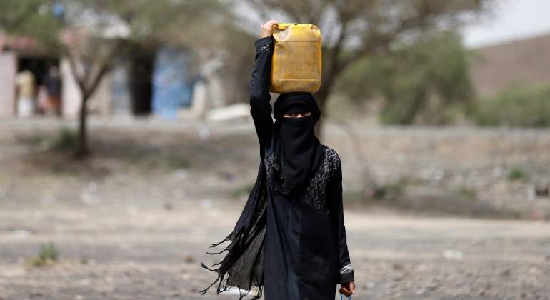 mujer-agua-yemen-reuters.jpg