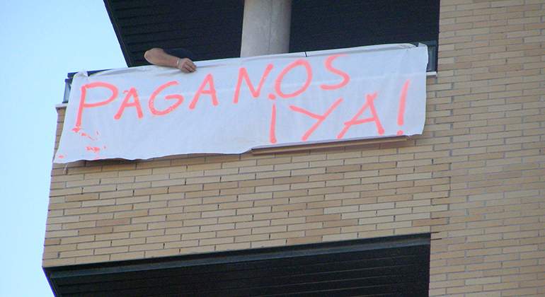 Pancarta-exigiendo-el-pago.JPG
