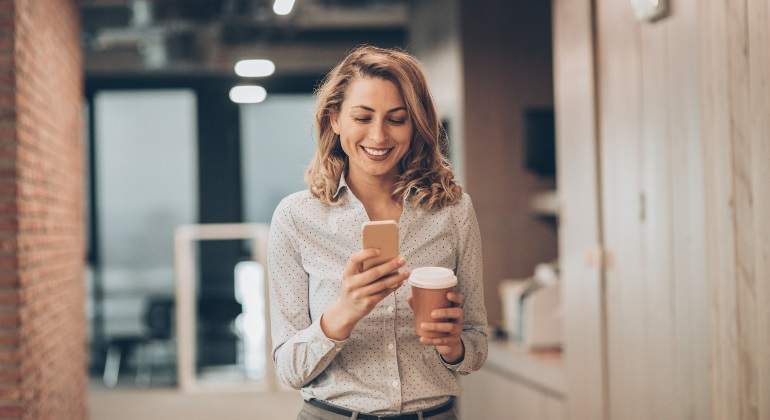 ejecutivo-mujer-CEO-redes-sociales-movil-getty-770x420.jpg