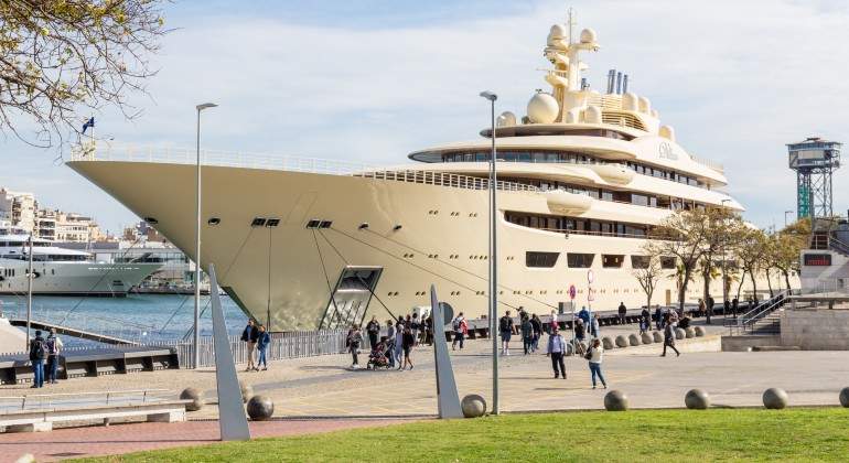 Yate-Alisher-Usmanov-Barcelona.jpg