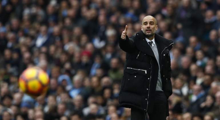 Guardiola-ordenes-balon-city-reuters-2017.jpg