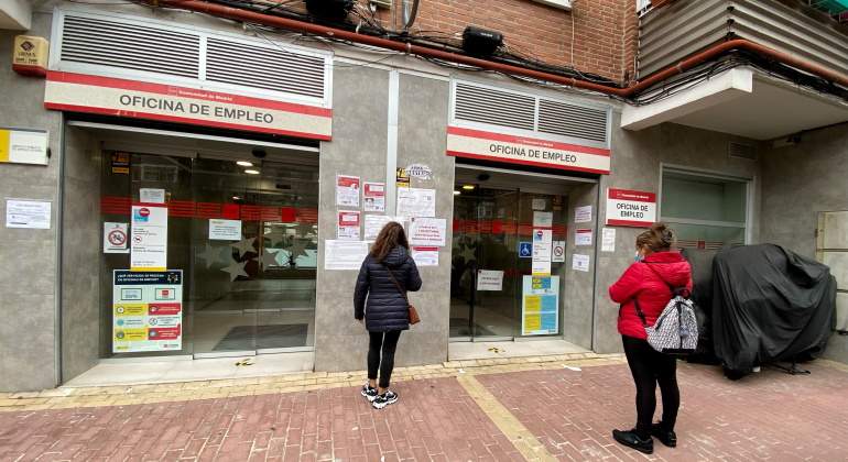 varias_personas_esperan_entrar_oficina_empleo_dia_notificado_paro-ep-770x420.jpg