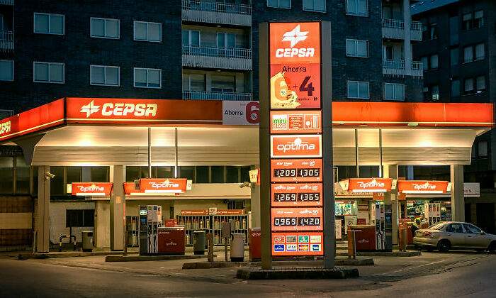 cepsa-gasolinera-noche.jpg