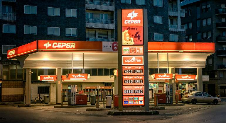 cepsa-gasolinera-noche.jpg