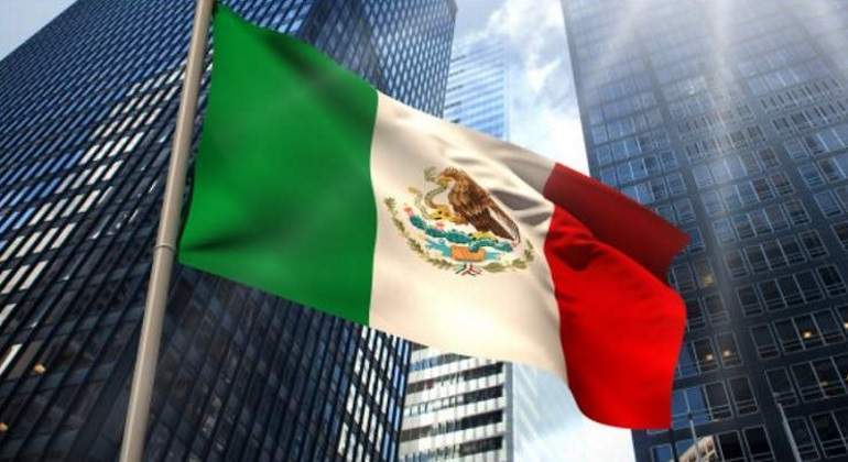 bandera-de-mexico-entre-edificios-770.jpg