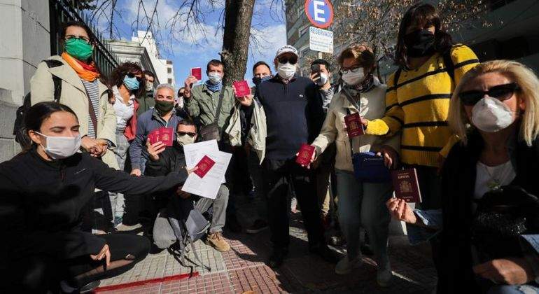 Espanoles-varados-en-Uruguay-EFE.jpg